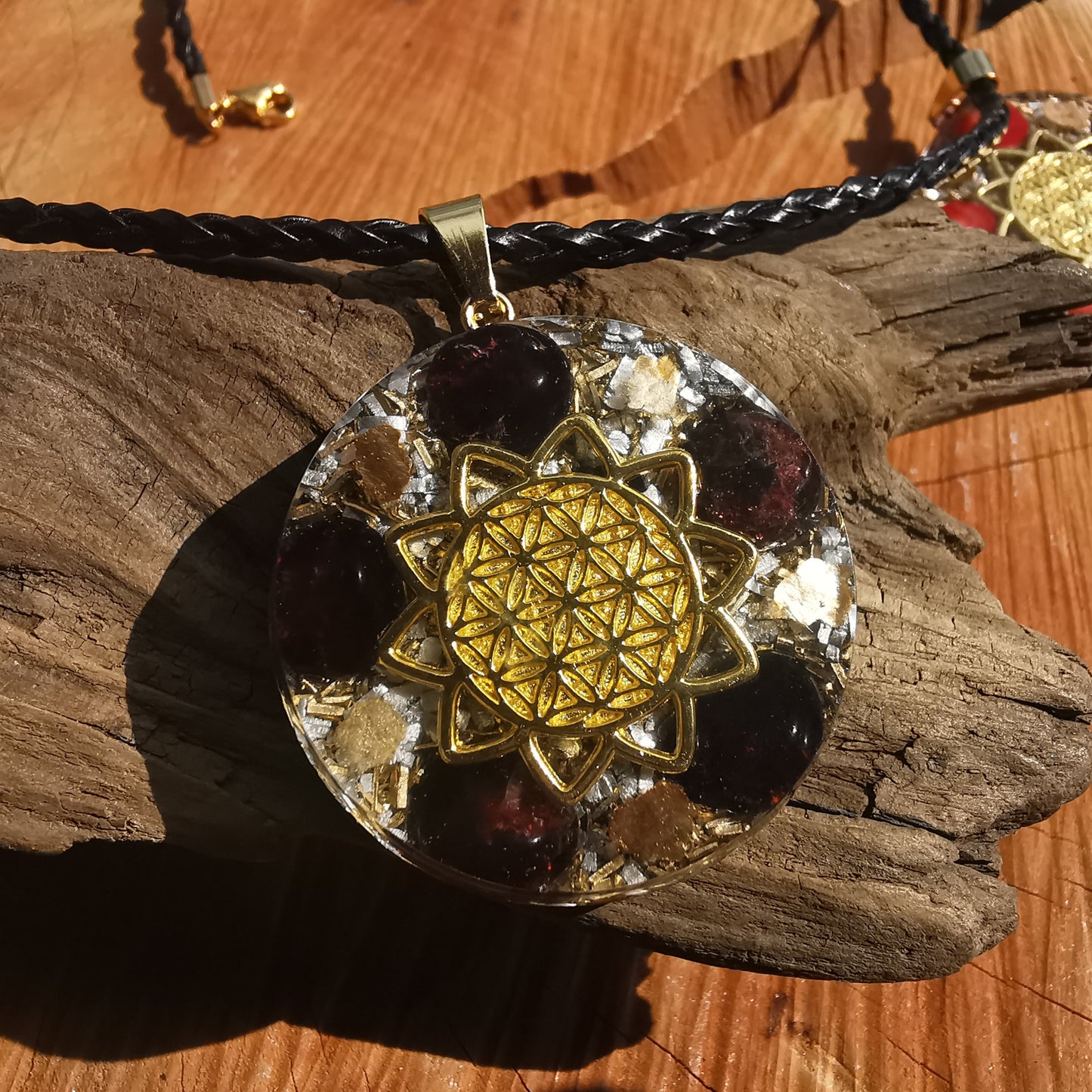 Grosser Orgone Anhänger INNERES FEUER mit GRANAT Lebensblume gold