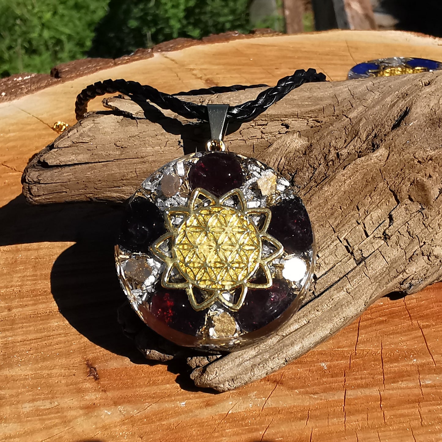Grosser Orgone Anhänger INNERES FEUER mit GRANAT Lebensblume gold