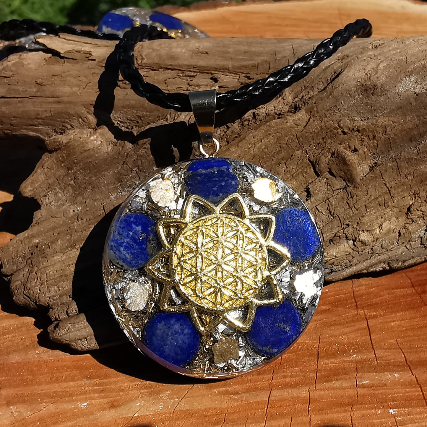 Grosser Orgone Anhänger WAHRHEIT mit LAPISLAZULI Lebensblume gold
