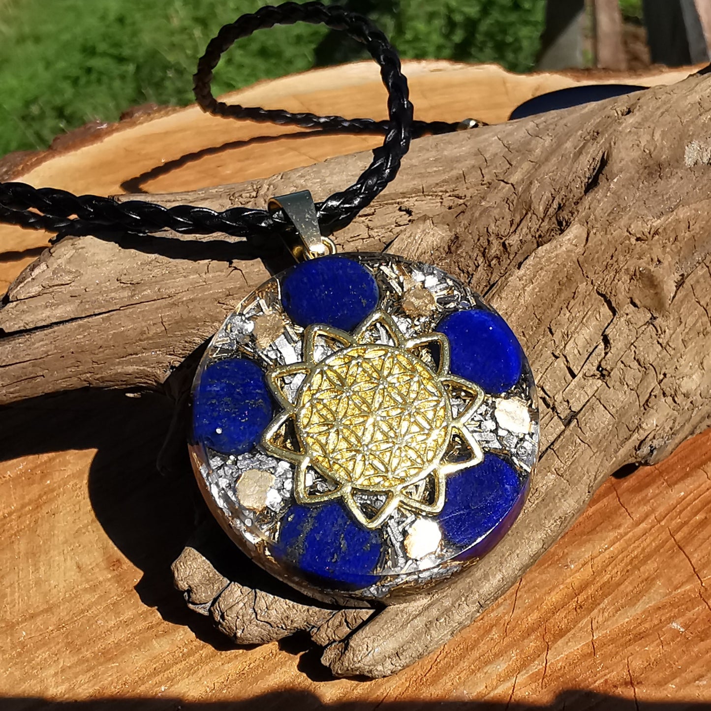 Grosser Orgone Anhänger WAHRHEIT mit LAPISLAZULI Lebensblume gold