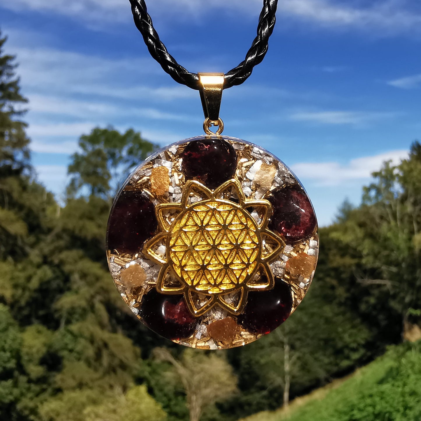 Grosser Orgone Anhänger INNERES FEUER mit GRANAT Lebensblume gold