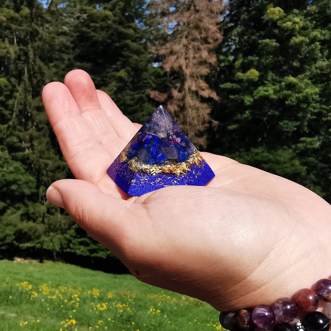 Orgone Hexagonal Pyramide DRITTES AUGE Osilio Amethyst Sugilith Tansanit Lapislazuli 24K Gold ⌀5.5cm ↑3.6cm