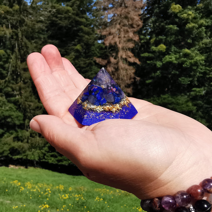 Orgone Hexagonal Pyramide DRITTES AUGE Osilio Amethyst Sugilith Tansanit Lapislazuli 24K Gold ⌀5.5cm ↑3.6cm
