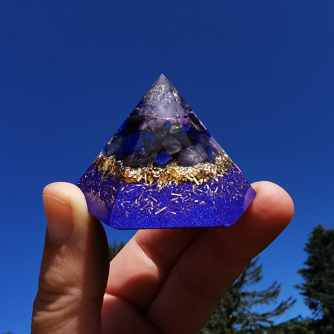 Orgone Hexagonal Pyramide DRITTES AUGE Osilio Amethyst Sugilith Tansanit Lapislazuli 24K Gold ⌀5.5cm ↑3.6cm