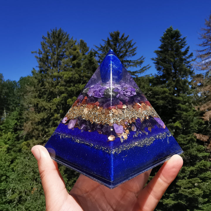 Orgone Pyramide LICHTFUNKE & SPIRITUELLES WACHSTUM Lapislazuli Pyrit Amethyst Charoit Sugilith Rubin 10cm