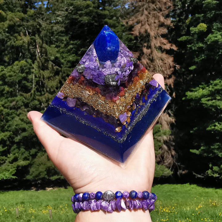 Orgone Pyramide LICHTFUNKE & SPIRITUELLES WACHSTUM Lapislazuli Pyrit Amethyst Charoit Sugilith Rubin 10cm