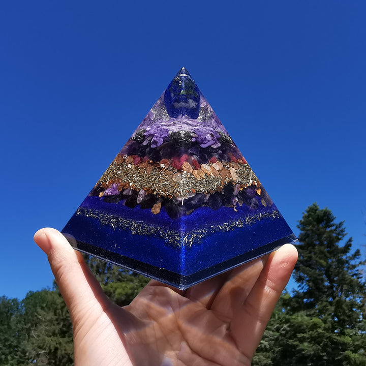 Orgone Pyramide LICHTFUNKE & SPIRITUELLES WACHSTUM Lapislazuli Pyrit Amethyst Charoit Sugilith Rubin 10cm