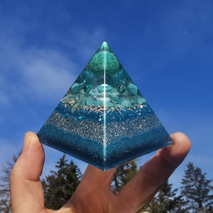 Orgone Pyramide INNERE RUHE Amazonit Türkis Magnesit →7cm ↑7cm