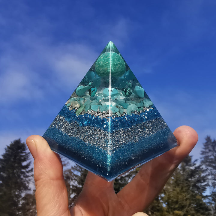 Orgone Pyramide INNERE RUHE Amazonit Türkis Magnesit →7cm ↑7cm