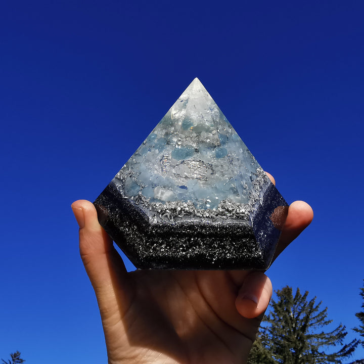 Orgone Hexagonal Pyramide KLARHEIT VERSION WINTERZAUBER Bergkristall Regenbogenmondstein Aquamarin ⌀12cm ↑7.6cm