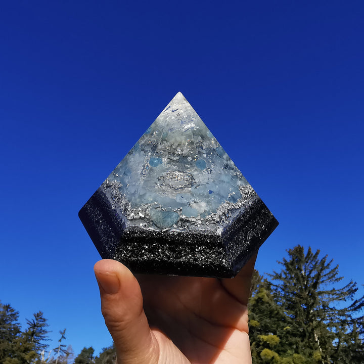 Orgone Hexagonal Pyramide KLARHEIT VERSION WINTERZAUBER Bergkristall Regenbogenmondstein Aquamarin ⌀12cm ↑7.6cm