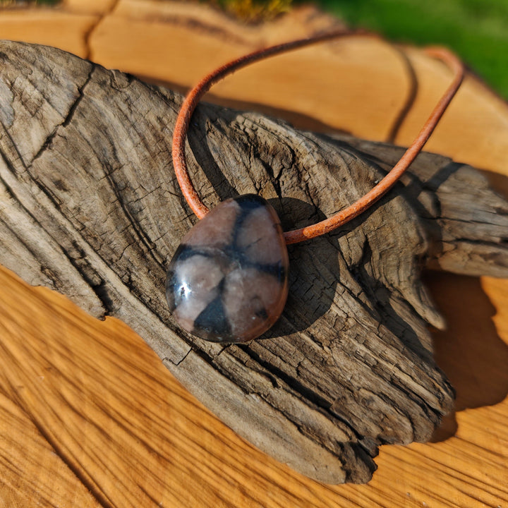 Chiastolith Trommelstein gebohrt (7)