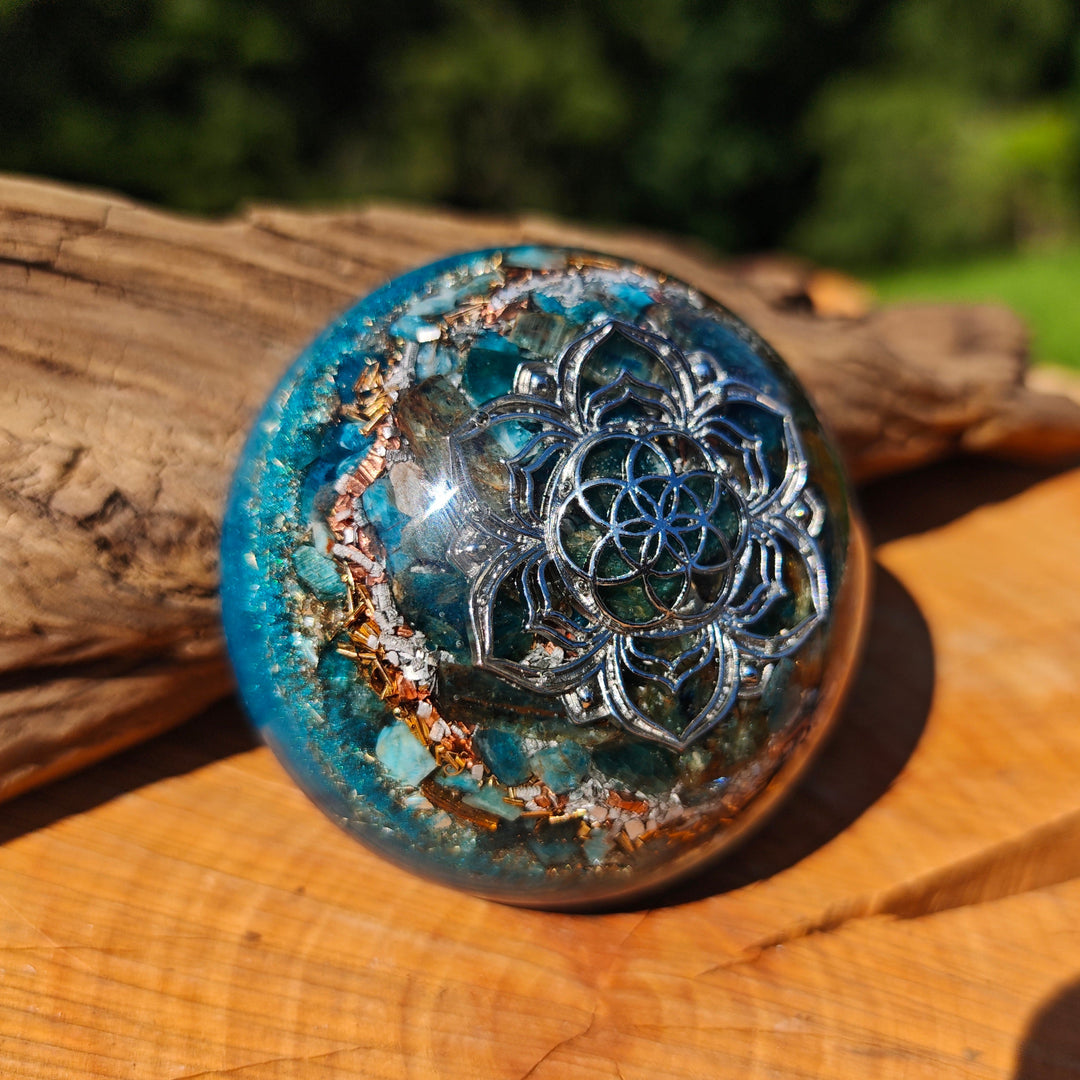 Hemisphäre PSYCHISCHE STÄRKE mit BLAUEM APATIT & KYANIT 7cm