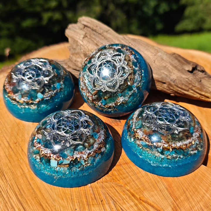 Hemisphäre PSYCHISCHE STÄRKE mit BLAUEM APATIT & KYANIT 7cm