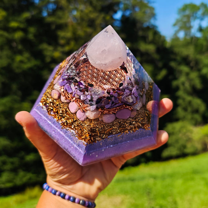 Orgone Hexagonal Pyramide MITGEFÜHL & GELASSENHEIT 18.5cm Rosenquarz Charoit Sugilith Phosphosiderit →15cm ↑10cm