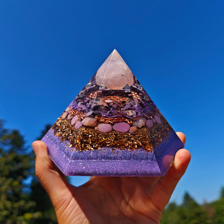 Orgone Hexagonal Pyramide MITGEFÜHL & GELASSENHEIT 18.5cm Rosenquarz Charoit Sugilith Phosphosiderit →15cm ↑10cm