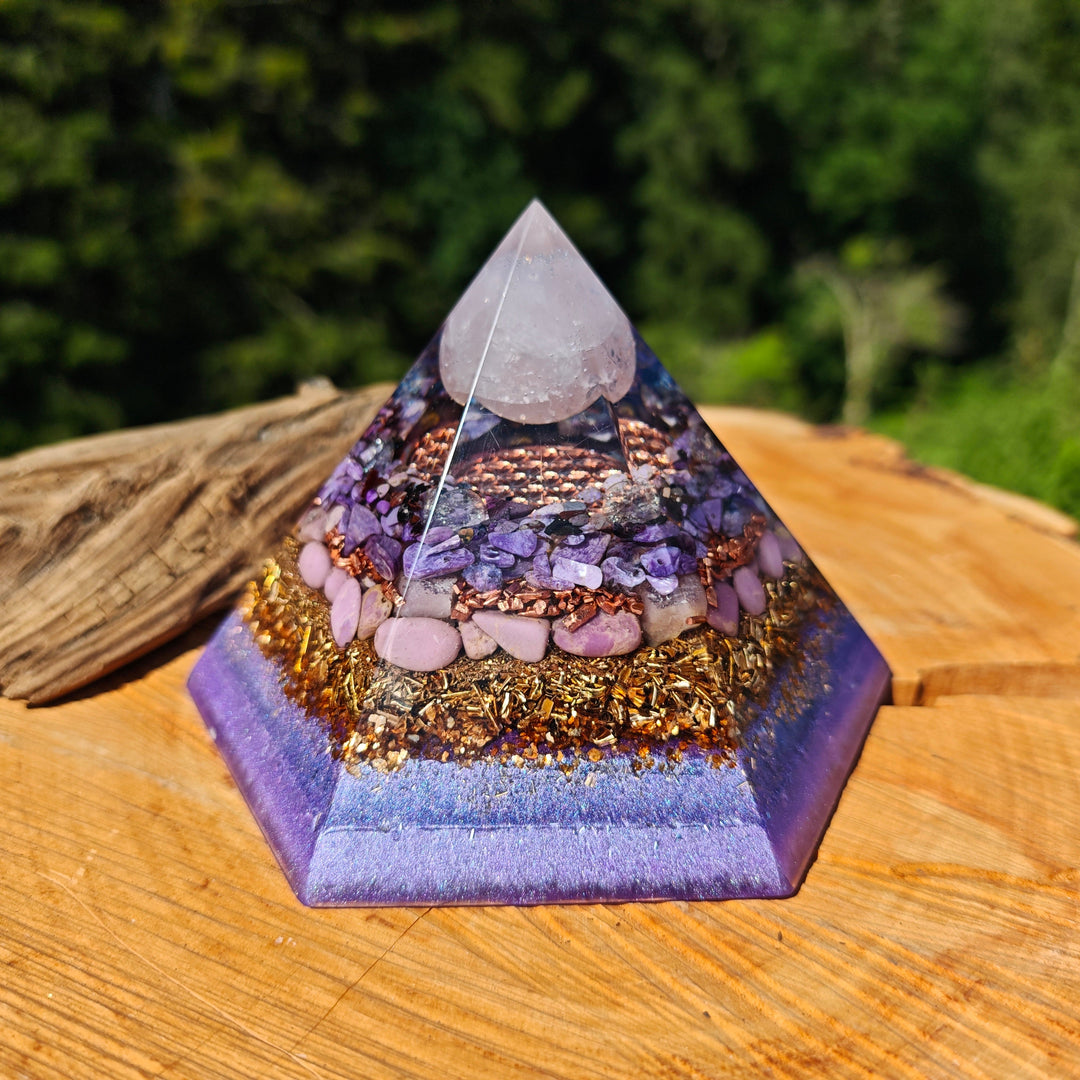 Orgone Hexagonal Pyramide MITGEFÜHL & GELASSENHEIT 18.5cm Rosenquarz Charoit Sugilith Phosphosiderit →15cm ↑10cm