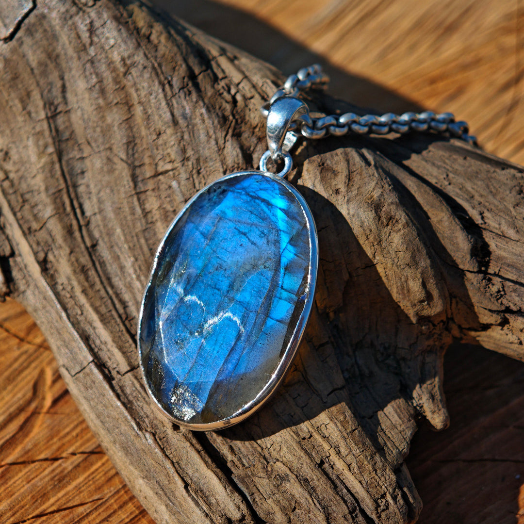 Labradorit facettiert oval Extraqualität gefasst in Silber 925