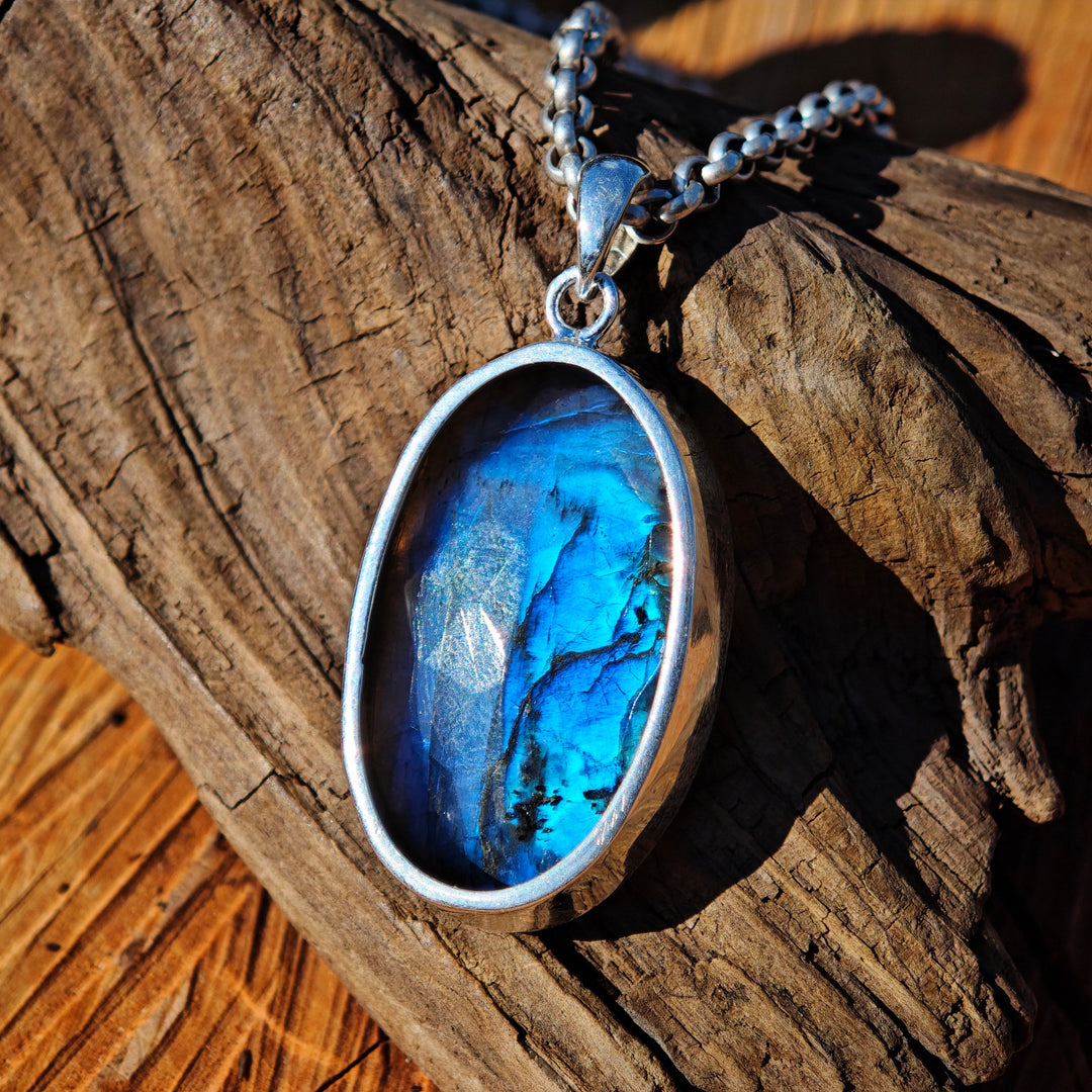 Labradorit facettiert oval Extraqualität gefasst in Silber 925