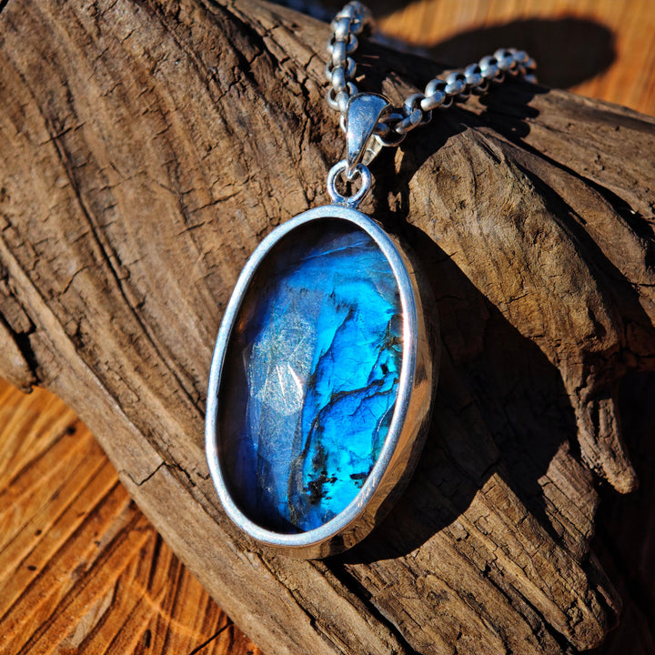 Labradorit facettiert oval Extraqualität gefasst in Silber 925