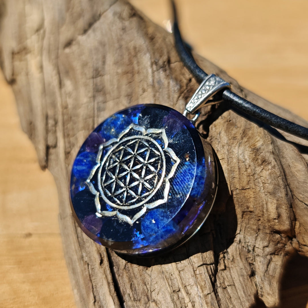 Orgone Anhänger INTUITION & SCHUTZ Lapislazuli Schwarzer Turmalin Amethyst Edelschungit Lebensblume S925 Schlaufe ⌀3cm ↑1cm