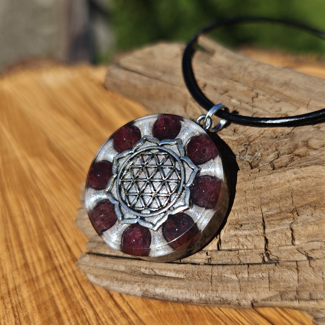 Orgone Anhänger WIDERSTANDSKRAFT Granat Edelschungit Lebensblume S925 Spaltring ⌀3cm ↑1cm