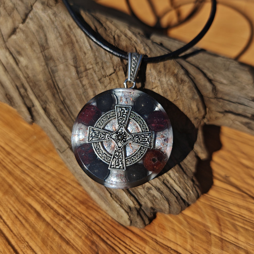 Orgone Anhänger WIDERSTANDSKRAFT & ENERGETISCHER SCHUTZ Granat Schwarzer Turmalin Edelschungit Kelten Kreuz S925 Schlaufe ⌀3cm ↑1cm