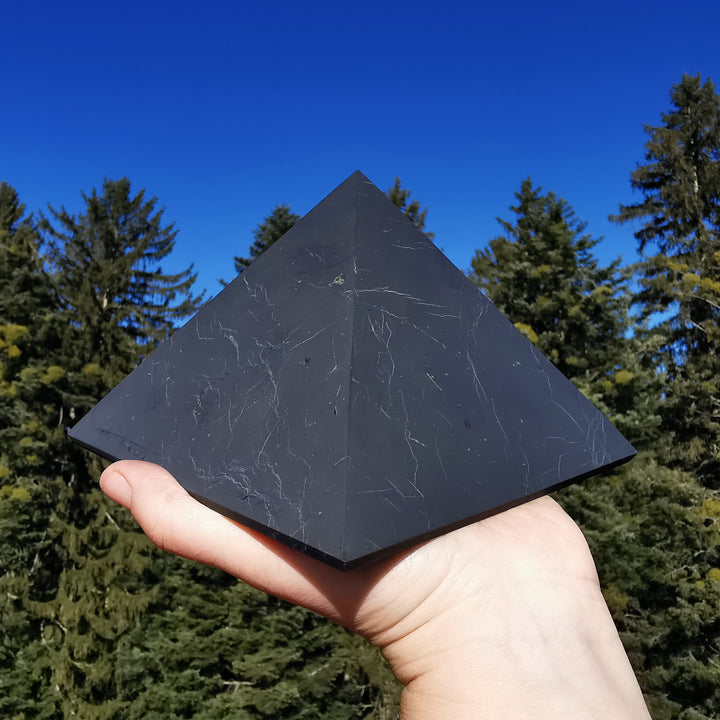 Schungit Pyramide naturbelassen für Wohnräume in 2 Grössen