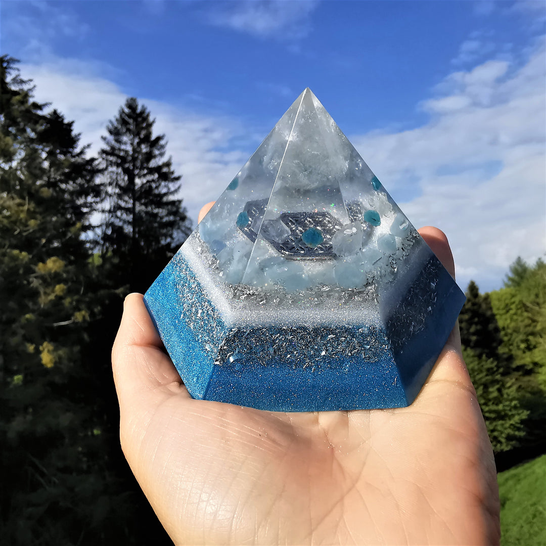 Orgone Hexagonal Pyramide KLARHEIT Bergkristall Cölestine Apatit Aquamarin Selenit ⌀12cm ↑7.6cm