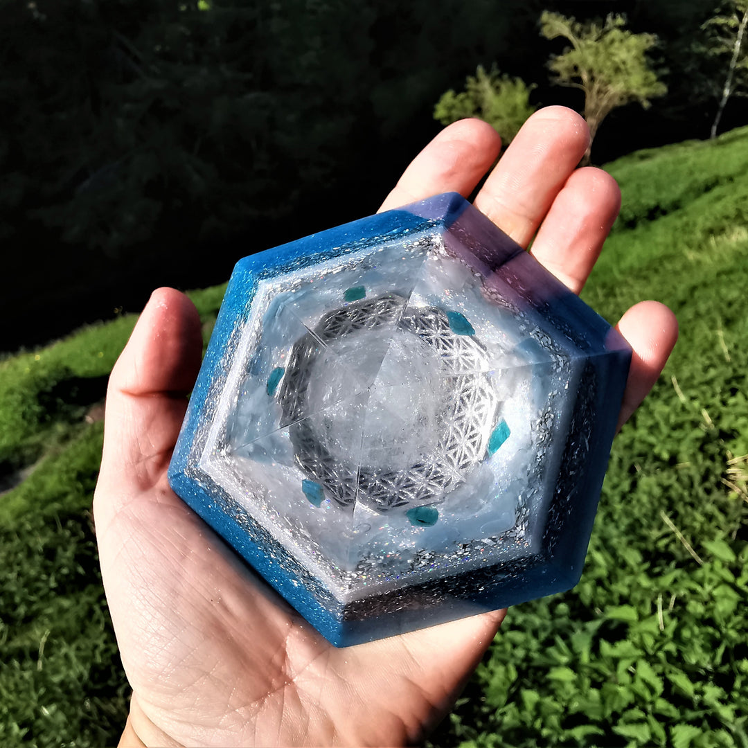 Orgone Hexagonal Pyramide KLARHEIT Bergkristall Cölestine Apatit Aquamarin Selenit ⌀12cm ↑7.6cm