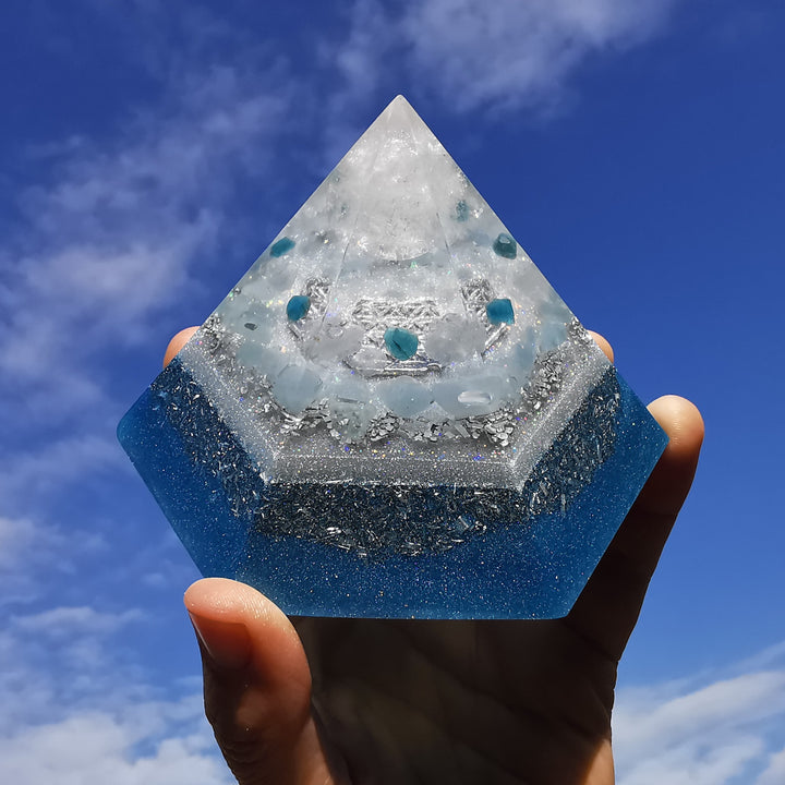 Orgone Hexagonal Pyramide KLARHEIT Bergkristall Cölestine Apatit Aquamarin Selenit ⌀12cm ↑7.6cm
