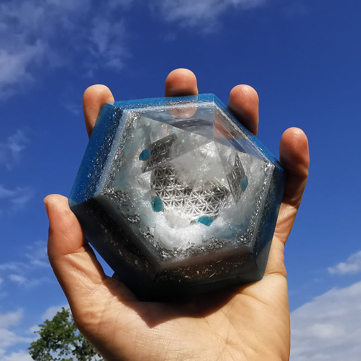 Orgone Hexagonal Pyramide KLARHEIT Bergkristall Cölestine Apatit Aquamarin Selenit ⌀12cm ↑7.6cm