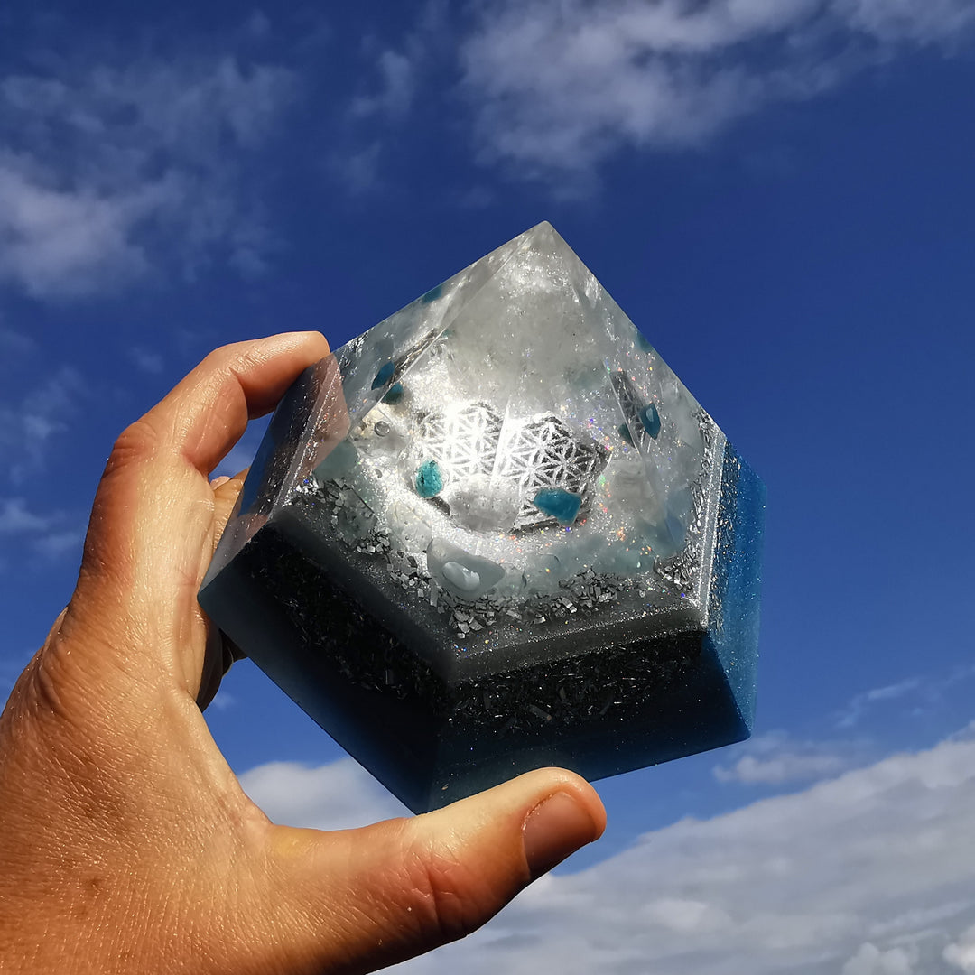 Orgone Hexagonal Pyramide KLARHEIT Bergkristall Cölestine Apatit Aquamarin Selenit ⌀12cm ↑7.6cm