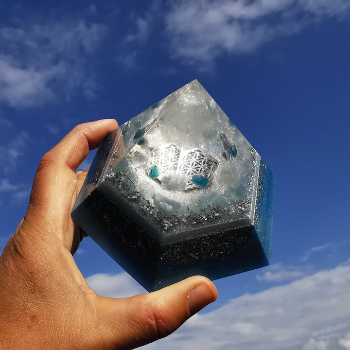 Orgone Hexagonal Pyramide KLARHEIT Bergkristall Cölestine Apatit Aquamarin Selenit ⌀12cm ↑7.6cm