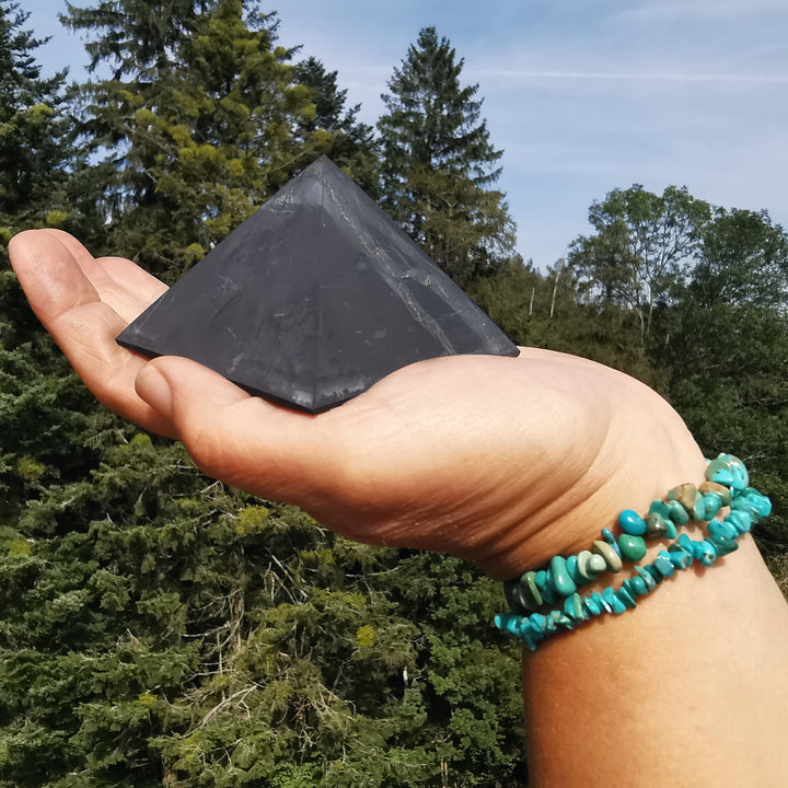 Schungit Pyramide naturbelassen für Wohnräume in 2 Grössen