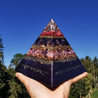 Orgone Pyramide VITALITAET 15cm Chevron Amethyst Rhodochrosit Thulit Lepidolith Phosphosiderit