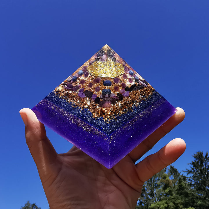 Orgone Cheops Pyramide GEDULD - TRANSFORMATION - GELASSENHEIT - ABGRENZUNG Dumortierit Amethyst Charoit Sugilith 9.5cm