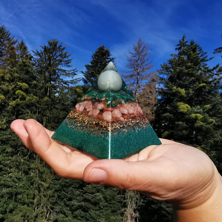 Orgone Pyramide OPTIMISMUS 7cm Aventurin Malachit Peridot Sonnenstein Extraqualität 7cm