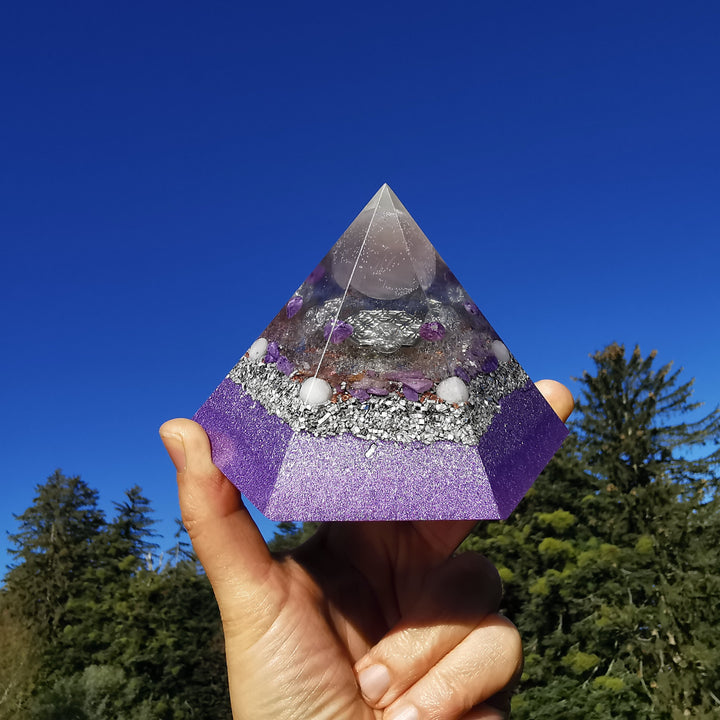 Orgone Hexagonal Pyramide STILLE Selenit Charoit Baryt Lepidolith 11cm