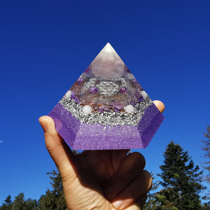 Orgone Hexagonal Pyramide STILLE Selenit Charoit Baryt Lepidolith 11cm