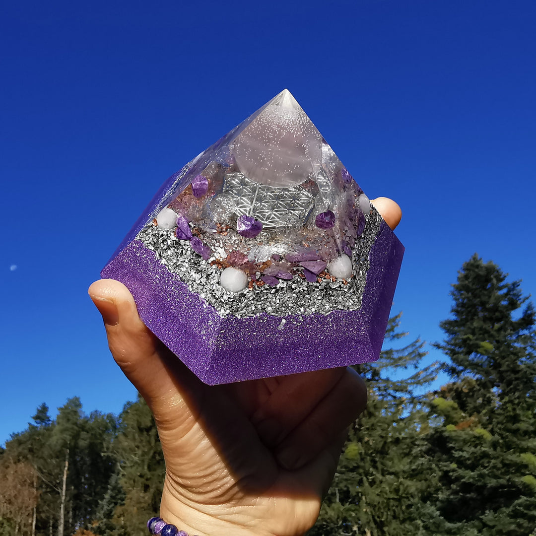 Orgone Hexagonal Pyramide STILLE Selenit Charoit Baryt Lepidolith 11cm