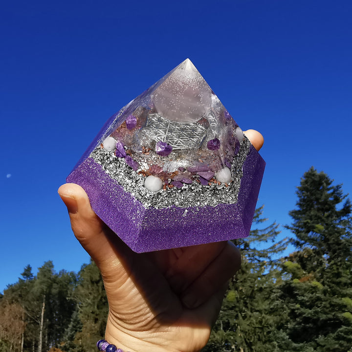 Orgone Hexagonal Pyramide STILLE Selenit Charoit Baryt Lepidolith 11cm