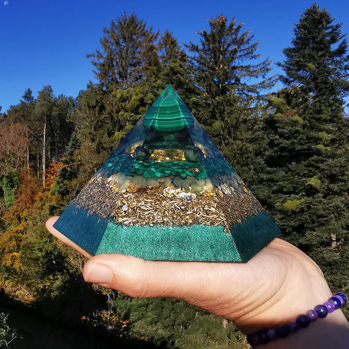 Orgone Hexagonal Pyramide NEUBEGINN Malachit Smaragd Peridot Aventurin 15cm