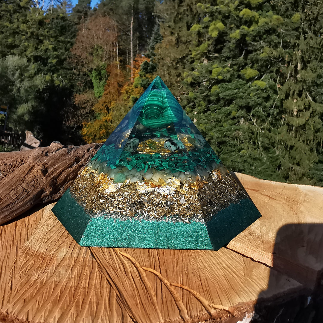 Orgone Hexagonal Pyramide NEUBEGINN Malachit Smaragd Peridot Aventurin 15cm