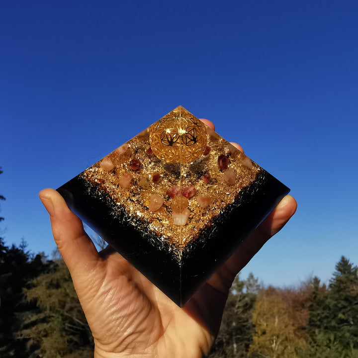 Orgone Cheops Pyramide ERLEUCHTUNG Goldtopas Skapolith Sonnenstein Zirkon 10cm