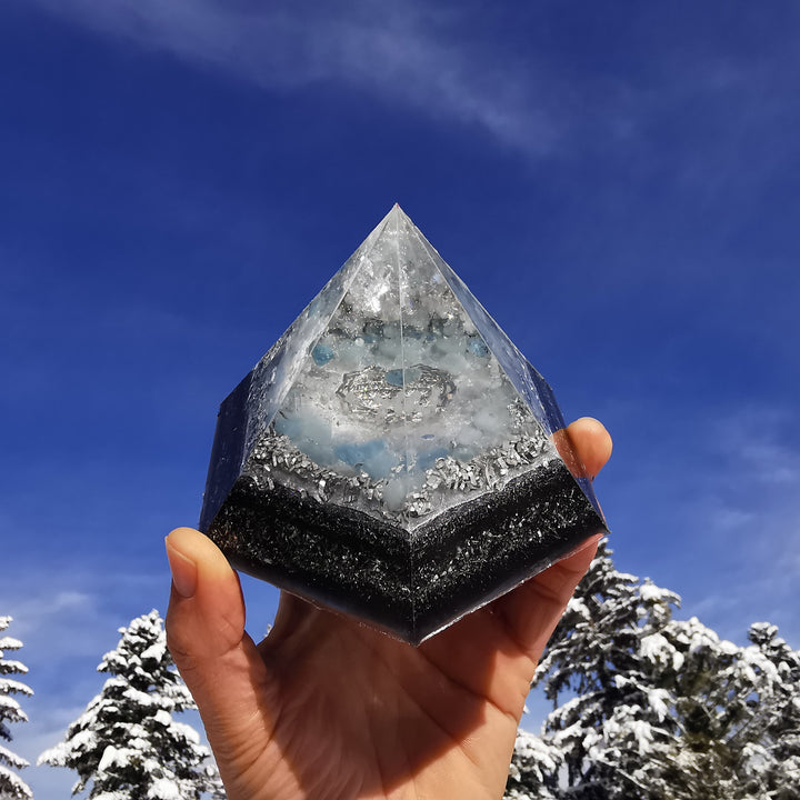 Orgone Hexagonal Pyramide KLARHEIT VERSION WINTERZAUBER Bergkristall Regenbogenmondstein Aquamarin ⌀12cm ↑7.6cm