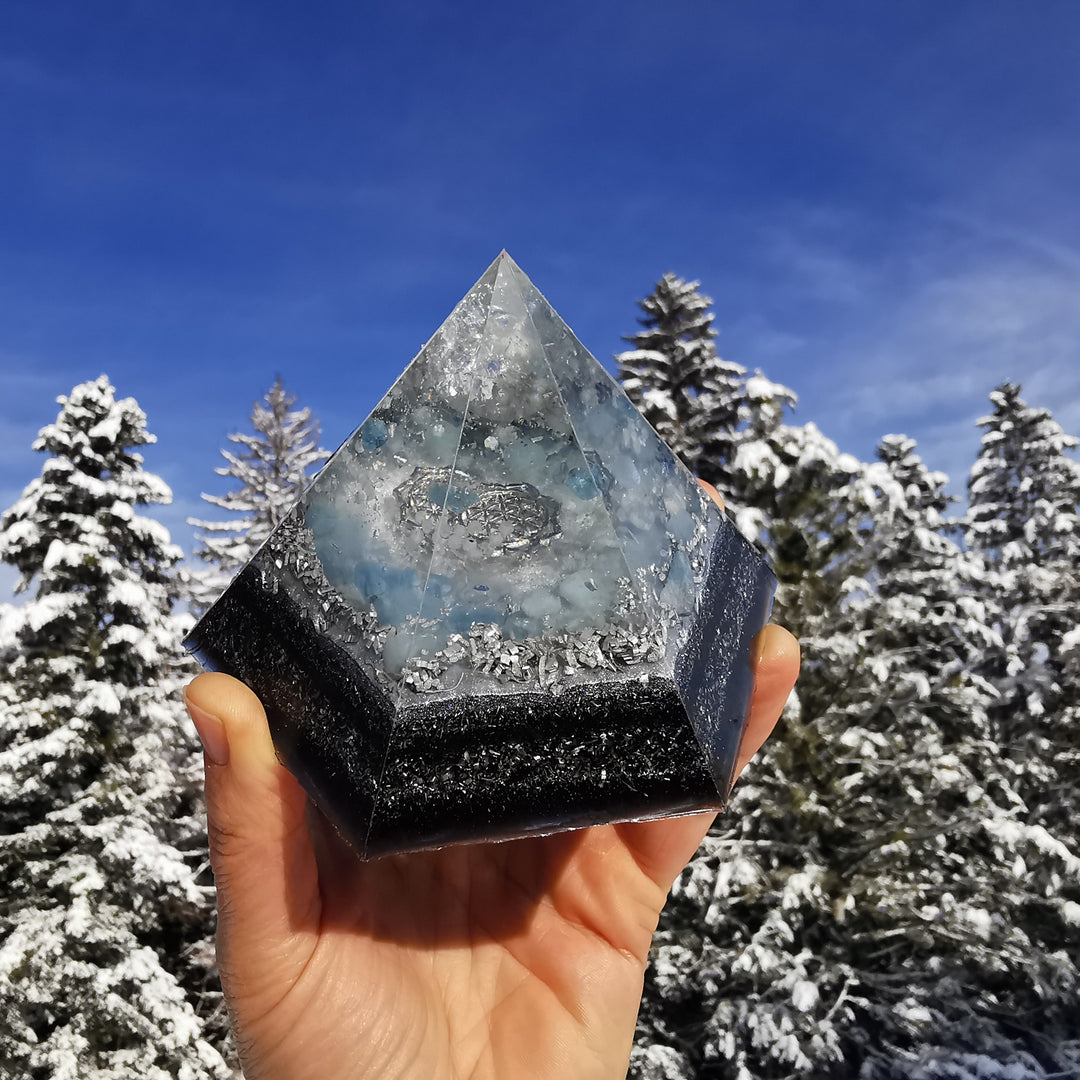 Orgone Hexagonal Pyramide KLARHEIT VERSION WINTERZAUBER Bergkristall Regenbogenmondstein Aquamarin ⌀12cm ↑7.6cm