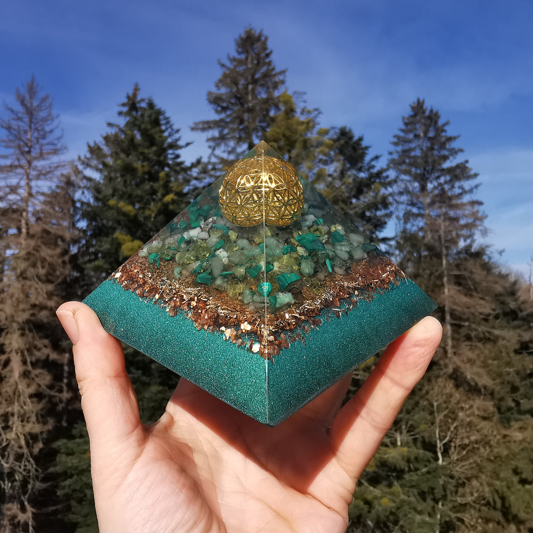 Orgone Cheops Pyramide NEUBEGINN →9.5cm ↑9.5cm gold