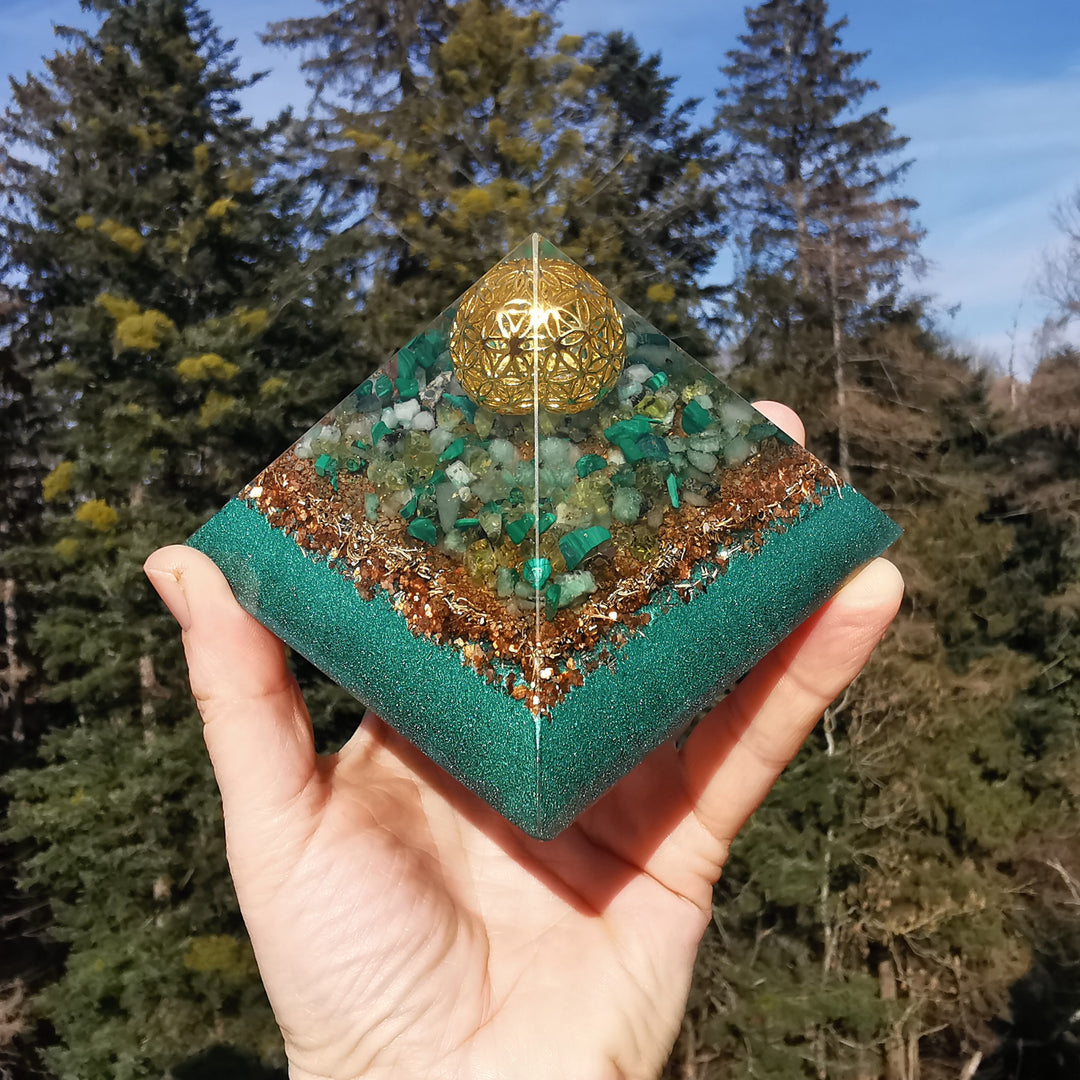 Orgone Cheops Pyramide NEUBEGINN →9.5cm ↑9.5cm gold