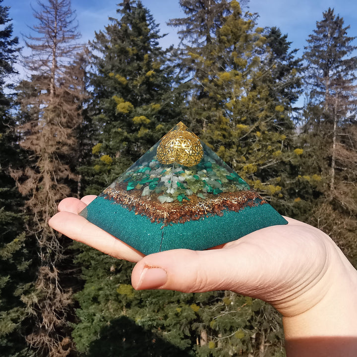 Orgone Cheops Pyramide NEUBEGINN →9.5cm ↑9.5cm gold